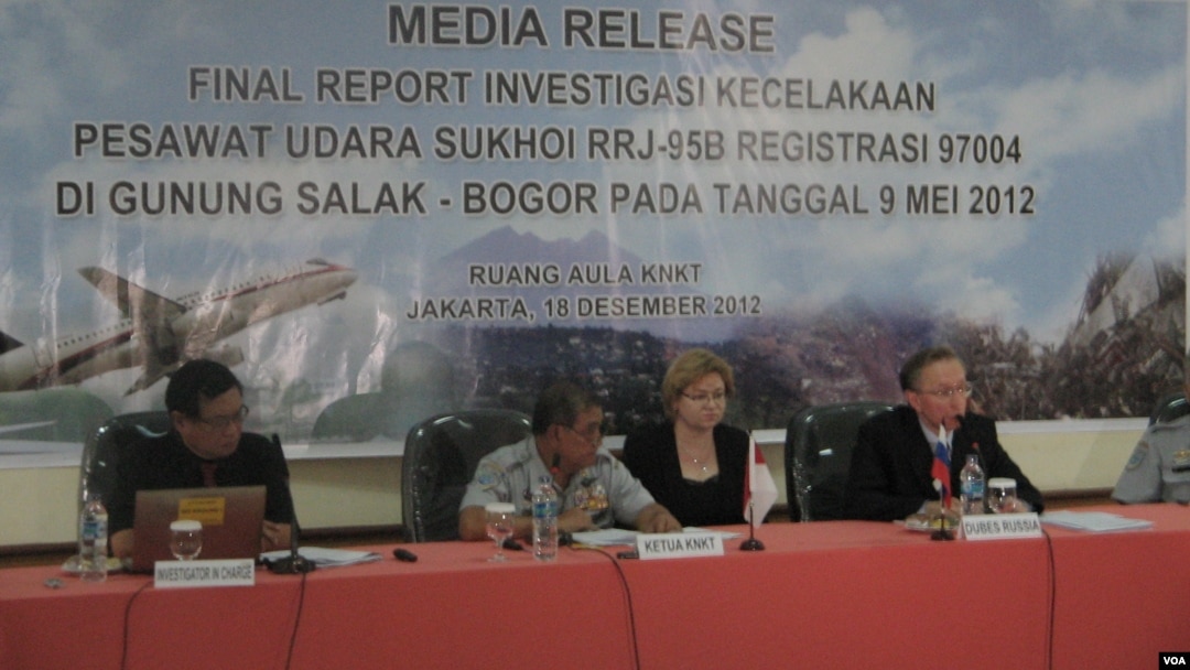 Ketua Komite Nasional Keselamatan Transportasi (KNKT), Tatang Kurniadi (dua dari kiri) bersama Duta Besar Rusia untuk Indonesia Mikhail Yurievich Galuzin (paling kanan). (VOA/A. Waluyo)