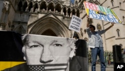 Seorang pengunjuk rasa menyerukan pembebasan Assange di luar Pengadilan Tinggi di London, Senin, 20 Mei 2024. Pengadilan Inggris memutuskan bahwa pendiri WikiLeaks Julian Assange dapat mengajukan banding terhadap perintah agar ia diekstradisi ke AS atas tuduhan spionase.