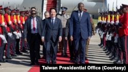 台湾总统赖清德抵达斯威士兰(史瓦帝尼)，首相拉塞尔·德拉米尼陪同他走在红地毯上。(2026年5月2日)
