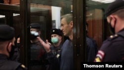 독일서 독극물 중독 치료를 마치고 귀국한 뒤 체포된 러시아 야권 지도자 알렉세이 나발니가 모스크바 법원에서 나오고 있다. 나발니는 그의 독일 체류가 지난 2014년 사기 혐의로 받은 유죄 판결과 관련한 집행유예 조건 위반이란 이유로 2년 6개월 징역형을 선고 받았다. 