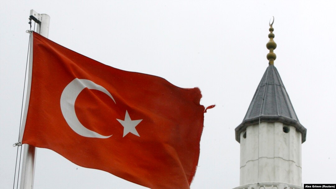 Germaniyaning Xokkenxaym shahridagi Muslim Hoji Bayram masjidi oldida Turkiya bayrog'i hilpirab turibdi.