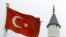 Germaniyaning Xokkenxaym shahridagi Muslim Hoji Bayram masjidi oldida Turkiya bayrog'i hilpirab turibdi.