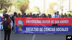 La policía está usando canicas para reprimir protestas como en Venezuela",dijo en conferencia de prensa el vicerrector de la Universidad Pública El Alto, Nelson Centellas. 