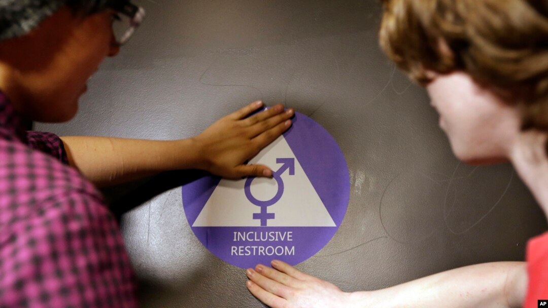 Peresmian pembukaan kamar mandi bagi siswa transgender di SMA Nathan Hale di kota Seattle, Washington, 17 Mei 2016 lalu (foto: dok). 