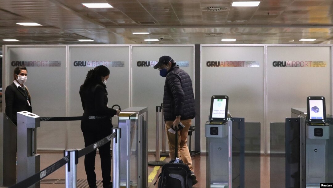Un pasajero pasa la puerta para acceder a un vuelo a EE.UU. en el Aeropuerto Internacional Guarulhos en Sao Paulo, Brasil, el 25 de mayo de 2020.