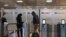 Un pasajero pasa la puerta para acceder a un vuelo a EE.UU. en el Aeropuerto Internacional Guarulhos en Sao Paulo, Brasil, el 25 de mayo de 2020.