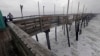 Gelombang menghempas Avalon Fishing Pier di Kill Devil Hills, North Carolina, 13 September 2018 saat Hurricane Florence mendekati pantai timur.