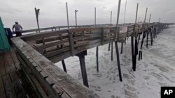 Gelombang menghempas Avalon Fishing Pier di Kill Devil Hills, North Carolina, 13 September 2018 saat Hurricane Florence mendekati pantai timur.