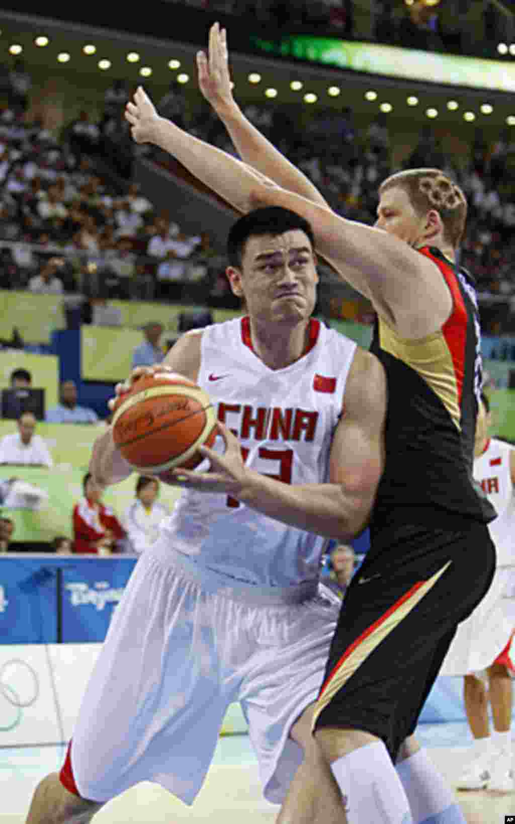 Patrick Femerling (R) of Germany blocks Yao Ming of China during their preliminary Group B men's basketball game at the Beijing 2008 Olympic Games, August 16, 2008 (Reuters).