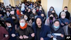 Demonstranti u Sankt Petersburgu, 27. februara 2022. godine. Građanima Rusije je sve teže izbjeći nadzor vlasti.