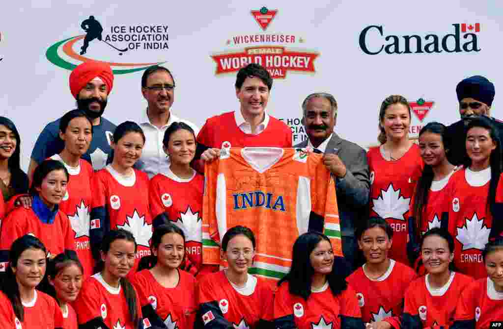عکس دسته جمعی نخست وزیر کانادا و همسرش به همراه تیم زنان هاکی روی یخ در هند &nbsp;
