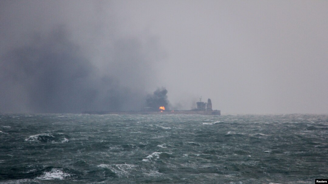 Asap mengepul dari kapal tanker Sanchi yang terdaftar di Panama tengah mengangkut minyak Iran dan terbakar di Laut China Timur, setelah bertabrakan dengan kapal kargo China, 9 Januari 2018. 