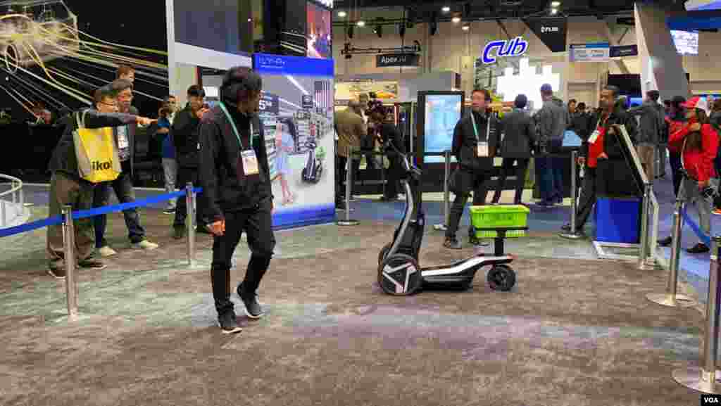 CES 2020/ Un carro de compra que te sigue con un sensor mientras estás en el supermercado. Foto: Iacopo Luzi.