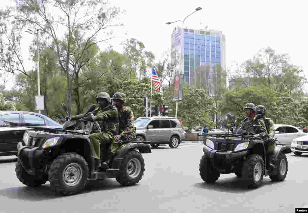 Ciidamada Police-ka Kenyan oo ilaalinaya waddooyinka magaalada Nairobi, July 24, 2015.