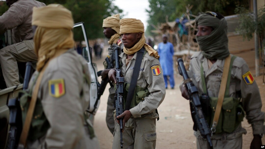 Dalam foto tertanggal 28 Jan 2013 ini tampak tentara Chad berpatroli di Mali utara. 