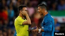 Cristiano Ronaldo parle avec l'arbitre après avoir reçu un carton rouge, à Barcelone, le 13 août 2017.