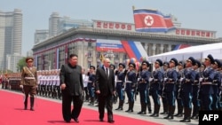 Nhà lãnh đạo Triều Tiên Kim Jong Un (giữa trái) và Tổng thống Nga Vladimir Putin (giữa phải) duyệt đoàn quân danh dự tại Quảng trường Kim Il Sung, ở Bình Nhưỡng, ngày 19/6/2024.