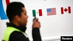 Las banderas de México, Estados Unidos y Canadá se observan en esta fotografía tomada en un puesto de seguridad en la frontera Zaragoza-Ysleta en Ciudad Juárez, México, el 16 de enero de 2020.