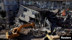 Spasilačke ekipe rade na rasčišćavanju ruševina zgrade nakon zemljotresa u Elazigu, Turska, 26. januara 2020 (REUTERS/Umit Bektas)