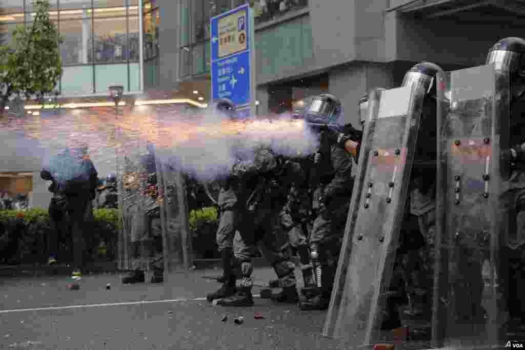 香港防暴警察向抗议者释放催泪瓦斯。(2019年8月25日)