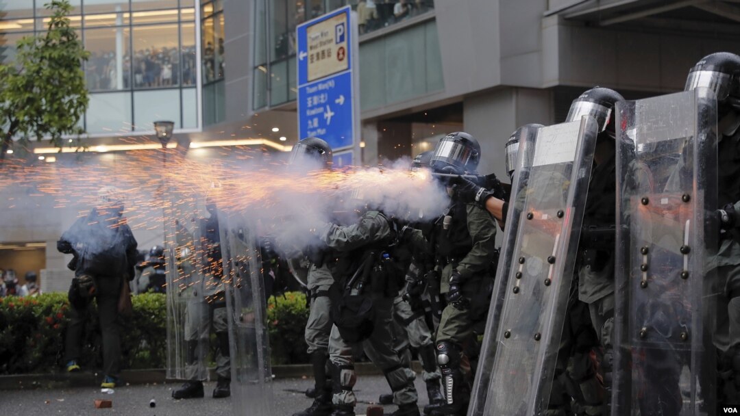 Polisi anti huru-hara menembakkan gas air mata ke arah para pengunjuk rasa di Hong Kong, 25 Agustus 2019.