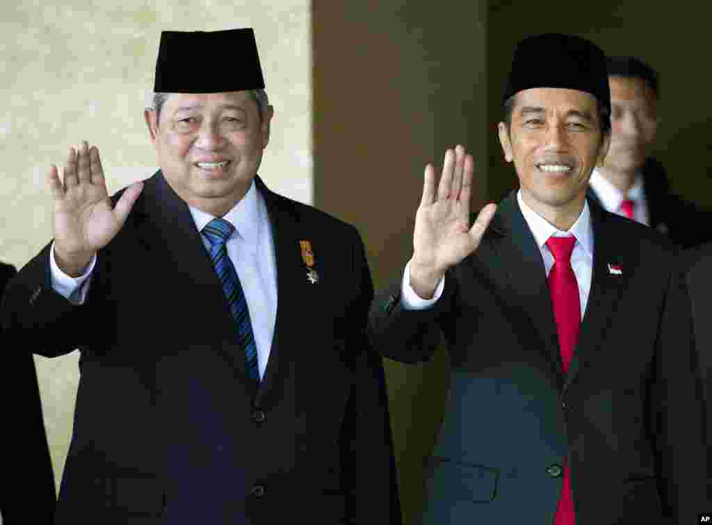 Presiden Joko Widodo dan pendahulunya Susilo Bambang Yudhoyono di Gedung DPR/MPR RI (20/10). (AP/Mark Baker)