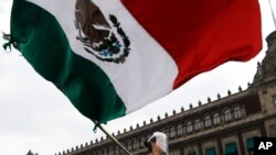 Algunas personas han protestado en México por la forma en que el gobierno del presidente Andrés Manuel López Obrador ha manejado la pandemia de coronavirus.