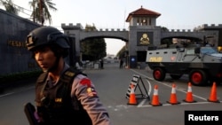 Seorang polisi berjaga di depan Mako Brimob Kelapa Dua, Depok, Jakarta, 9 Mei, 2018. (Foto: dok).