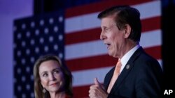 El congresista Don Beyer, demócrata de Virginia, junto a su esposa Megan durante la celebración por su elección en noviembre del 2018. 