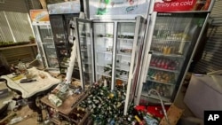 Barang-barang yang berada di sebuah gedung di Port Villa, Vanuatu, tampak berserakan setelah gempa mengguncang wilayah tersebut pada 17 Desember 2024. (Foto: Tim Cutler via AP)