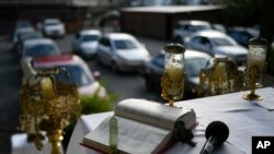 Una Biblia está sobre un altar durante un misa a distancia montada por el padre Jonathan González en el estacionamiento de la iglesia Nuestra Señora de Coromoto, en Caracas, el 25 de octubre de 2020.