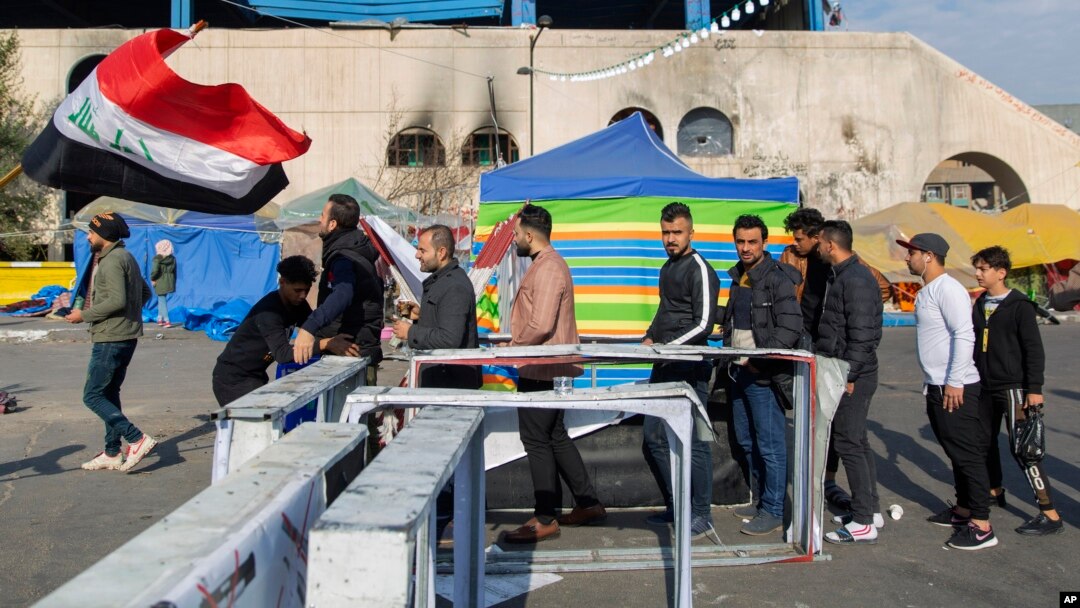 Para demonstran melewati pemeriksaan keamanan saat tiba di Lapangan Tahrir dalam demonstrasi di Baghdad, Irak, 25 Desember 2019. (Foto: AP)