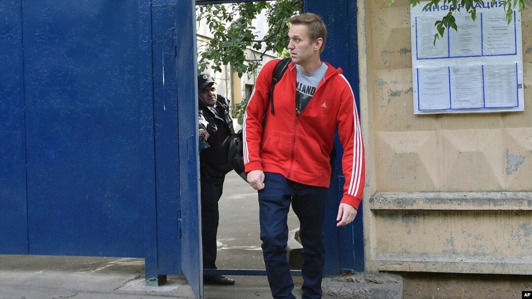 Tokoh oposisi Rusia, Alexei Navalny saat keluar dari penjara di Moskow, Kamis (14/6). 