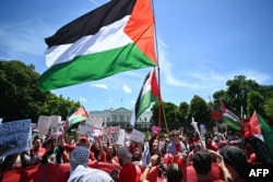 Demonstran pro-Palestina berunjuk rasa di dekat Gedung Putih di Washington, DC, pada 8 Juni 2024 untuk memprotes tindakan Israel di Gaza. (Foto: Mandel NGAN/AFP)