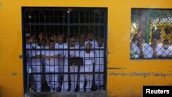 Membres de gangs criminels au pénitencier de Chalatenango au Salvador, le 27 décembre 2019. (Reuters)