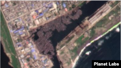5일자 위성사진에 촬영된 북한 청진항 일대에 묶여 있는 고기잡이 목선들. 자료=Planet Labs