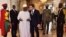Le président français Emmanuel Macron, à droite, marche à côté de l'ancien président malien Ibrahim Boubacar Kaita lors d'un sommet du G5 Sahel, à Bamako, le 2 juillet 2017.