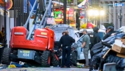 P​olisi mengelilingi truk pikap Ford F-150 putih setelah menabrak kerumunan orang yang sedang merayakan Tahun Baru di French Quarter, New Orleans, Louisiana, pada tanggal 1 Januari 2025.