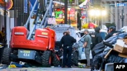 P​olisi mengelilingi truk pikap Ford F-150 putih setelah menabrak kerumunan orang yang sedang merayakan Tahun Baru di French Quarter, New Orleans, Louisiana, pada tanggal 1 Januari 2025.