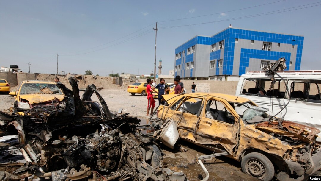 Warga memeriksa lokasi serangan bom mobil di Baghdad, Selasa (13/5). 