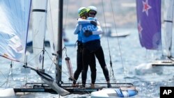 Los argentinos Eugenia Bosco y Mateo Majdalani se abrazan después de cruzar la línea de meta en la carrera por la medalla de multicascos mixtos Nacra 17 en los Juegos Olímpicos de 2024, el 8 de agosto de 2024, en Marsella, Francia.