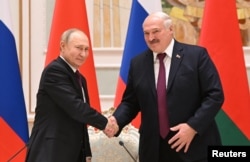 Russian President Vladimir Putin and Belarusian President Alexander Lukashenko attend a news conference in Minsk