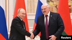 ប្រធានាធិបតី​រុស្ស៊ី​លោក Vladimir Putin (ឆ្វេង) និង​ប្រធានាធិបតិ​បេឡារុស​លោក Alexander Lukashenko ចូល​រួម​ក្នុង​សន្និសីទ​សារព័ត៌មាន​មួយ​ក្នុង​ទីក្រុង Minsk ប្រទេស​បេឡារុស ថ្ងៃទី ១៩ ខែធ្នូ ឆ្នាំ២០២២។ (Sputnik/Pavel Bednyakov/Kremlin via REUTERS)