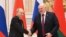 ប្រធានាធិបតី​រុស្ស៊ី​លោក Vladimir Putin (ឆ្វេង) និង​ប្រធានាធិបតិ​បេឡារុស​លោក Alexander Lukashenko ចូល​រួម​ក្នុង​សន្និសីទ​សារព័ត៌មាន​មួយ​ក្នុង​ទីក្រុង Minsk ប្រទេស​បេឡារុស ថ្ងៃទី ១៩ ខែធ្នូ ឆ្នាំ២០២២។ (Sputnik/Pavel Bednyakov/Kremlin via REUTERS)