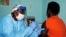 Seorang petugas kesehatan menyuntikkan vaksin Ebola di Monrovia, Liberia (foto: ilustrasi). 