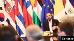 El presidente de El Salvador, Nayib Bukele, habla con diplomáticos extranjeros en San Salvador el 3 de mayo de 2021. Foto cortesía de la Casa Presidencial salvadoreña