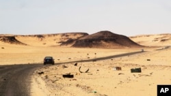 Une voiture roule sur la route entre Sebha et Ubari dans le sud-ouest de la Libye, le 24 décembre 2013.