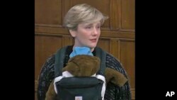 La députée travailliste Stella Creasy portant son bébé lors d'un débat au Parlement à Londres, le 23 novembre 2021.