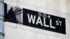 Una señal indica Wall Street, la calle del famoso centro financiero internacional en la ciudad de Nueva York, EE. UU.