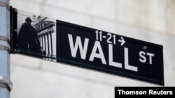 Una señal indica Wall Street, la calle del famoso centro financiero internacional en la ciudad de Nueva York, EE. UU.